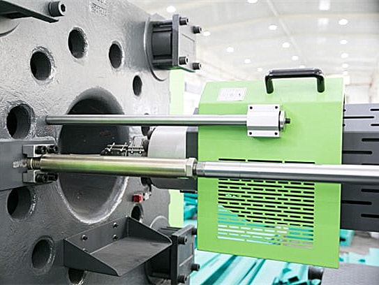 Máquina de moldagem por injeção para fabricação de caixas logísticas de plástico SK 750T